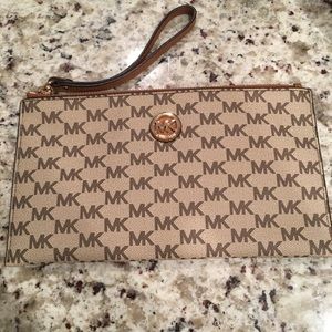 New never used Michael Kors wristlet